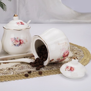 <span class=keywords><strong>Set</strong></span> Vintage di 3 Pezzi in Ceramica Porcellana con Motivi Floreali: Zuccheriera, Lattiera e Ciotola per Condimenti con Coperchio e Cucchiaio, Vassoio per Caffè, Tè, Spezie e Sale - Product Image 4