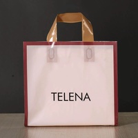Sacs en plastique pour vêtements, sacs de boutique roses, sacs polyvalents pour l'emballage, sacs en plastique à poignée découpée