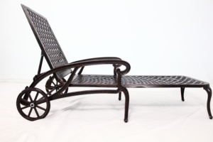 Tumbona Moderna de Aluminio Fundido con Acabado Bronce para Uso en Exteriores, Hoteles y Salas de Estar - Product Image 4