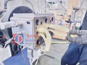 Fortschritt liche Extrusion produktions linie zur Herstellung von Maschinen extrudern für PVC-UPVC-WPC-Rohre Verdrahtung kanäle <span class=keywords><strong>U</strong></span>-förmiger Schutz kabel kanal - Product Image 2