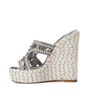 Sandales à talons compensés hauts pour femmes, avec empeigne tressée, perles, plateforme épaisse, découpes en forme de diamants et bout ouvert - Product Image 3