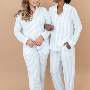 Pigiama da <span class=keywords><strong>donna</strong></span> a righe verticali azzurre <span class=keywords><strong>con</strong></span> colletto a revers e <span class=keywords><strong>bottoni</strong></span>, completo di top a maniche lunghe e pantaloni lunghi <span class=keywords><strong>con</strong></span> tasche laterali - Product Image 3