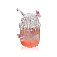 Gobelet en verre côtelé vertical avec décor papillon rose, couvercle en dôme et paille – Mignon verre transparent pour jus, lait, café glacé