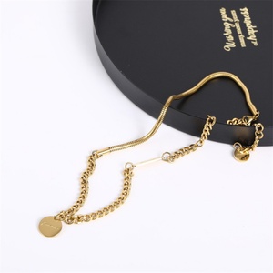 Collier tendance plaqué or avec pendentif lettre délicat en forme de disque - Product Image 6