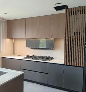 Armoire <span class=keywords><strong>de</strong></span> cuisine moderne <span class=keywords><strong>de</strong></span> luxe super durable, imperméable, écologique, en panneau <span class=keywords><strong>de</strong></span> mélamine <span class=keywords><strong>MR</strong></span> MDF gris mat avec dosseret - Product Image 1