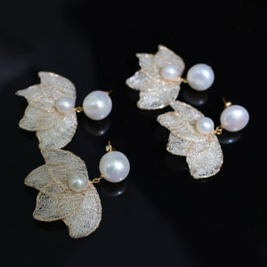 Pendientes de Perlas y Flores de Encaje Hechos a Mano, Artesanía Italiana en Encaje, Oro de 14K Importado de EE. UU., Perla Natural de Agua Dulce - Product Image 2