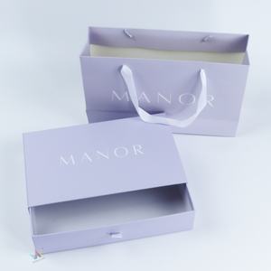 Sacs cadeaux en papier kraft personnalisés avec laminage, matériaux biodégradables et recyclés pour l'emballage de vêtements - Marque Crownwin - Product Image 4