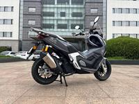 Moto Scooter à Essence 150 cm³ Économique avec Frein à Disque et Refroidissement par Eau – Excellente Performance