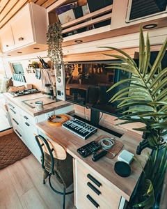 Modification personnalisée de camping-car avec bureau intégré et installation multimédia, finition scandinave pour le télétravail et les voyages hors réseau - Product Image 4