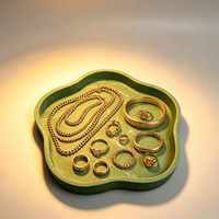 Plateau de rangement multifonctionnel en résine écologique, motif marbre vert veiné, forme fleur, bord nuage irrégulier, pour bijoux et salle de bain