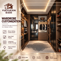 Dressing sur mesure en bois de noyer foncé avec miroir central et étagères éclairées par LED pour vestiaires de villas de luxe
