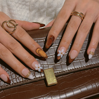 Ongles à presser Meila en acrylique brun, motif fleur 3D blanche, dentelle dorée, forme amande, certifiés CE, personnalisables pour salons de manucure et fournisseurs de spas