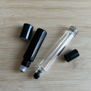 Flacon de parfum à bille roulante en verre transparent noir mat épais de 10 ml avec bouchon à bille pour sérum de soin de la peau et huile essentielle - Product Image 2