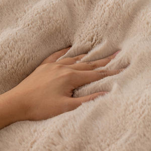 Fodera per divano invernale in peluche con coniglio antiscivolo ad alto livello con cuscino in tessuto semplice per tre posti in pelle rossa Internet - Product Image 4