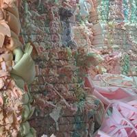 Vente en gros de balles compressées de déchets de mousse PU de couleurs mélangées pour le nettoyage à sec, pour la fabrication de coussins pour animaux de compagnie et l'emploi industriel