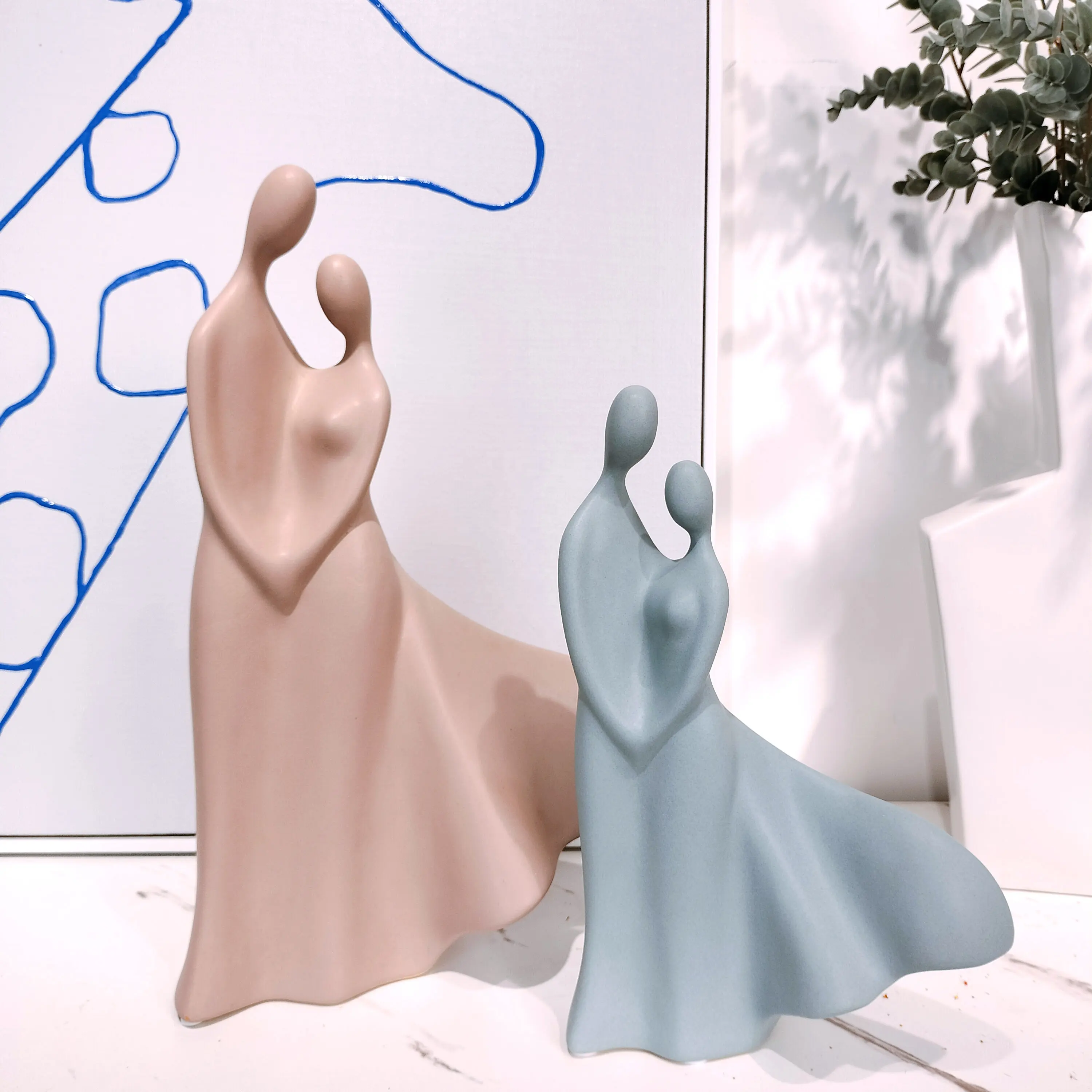 Venta directa de fábrica de estatuas de pareja hechas a mano en diseño de Arte Moderno accesorios de decoración de lujo para el hogar de cerámica