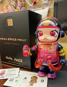 Figura Coleccionable Original <span class=keywords><strong>POP</strong></span> MART MEGA SPACE MOLLY 400% Cocaca- CoCola <span class=keywords><strong>de</strong></span> PVC, Linda y Adorable Muñeca Colgante para Decoración del Hogar - Product Image 4