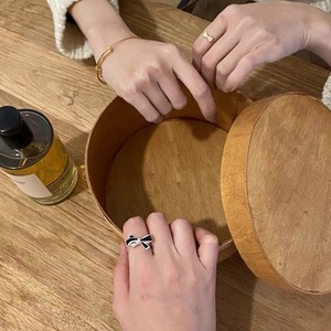 Anillo de Plata de Ley S925 con Lazo de Esmalte Negro para Mujer, Ajustable, Joyería para Uso Diario - Product Image 5