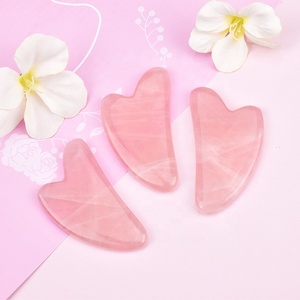 Petits outils de soin de la peau en pierre naturelle Guasha, logo personnalisé, mini Gua Sha en forme de cœur en quartz rose - Product Image 1