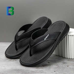 Tongs noires en EVA légères, sandales de plage à enfiler pour l'été et les activités de plein air - Product Image 1