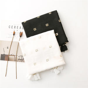 Sciarpa Hijab Lunga di Design in Cotone e Lino per Donne, Stile Vintage Bianco e <span class=keywords><strong>Nero</strong></span> con Dettagli in Oro, Sciarpe e Scialli con Nappine - Product Image 3