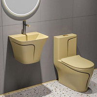 Salle de bain d'hôtel moderne en céramique blanche, salle de bain avec ensemble de toilette blanc mat
