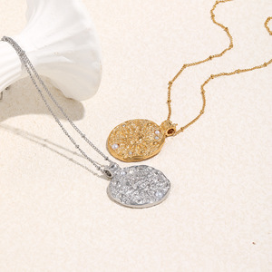 Modernos Collares <span class=keywords><strong>de</strong></span> Acero Inoxidable Chapados en Oro <span class=keywords><strong>de</strong></span> 18K con Incrustaciones <span class=keywords><strong>de</strong></span> Perlas y Circonitas, Collares con Colgante <span class=keywords><strong>de</strong></span> <span class=keywords><strong>Emoji</strong></span> <span class=keywords><strong>de</strong></span> Sol con Patrón Martillado - Product Image 2