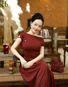 Ensemble haut et jupe pour femme, style décontracté chic vietnamien, deux pièces, haut à col bateau et manches courtes, pantalon en mélange de polyester respirant - Product Image 1