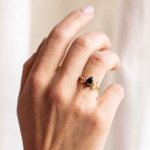 Anillo de Joyería para Mujer con Diseño Nuevo, Plata S925, Topacio Azul Londres Natural y Circonita Cúbica en Forma de Pétalo - Product Image 4