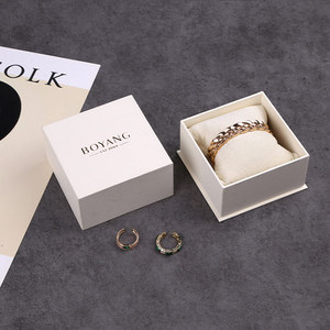 Boîte d'emballage en carton beige de luxe pour bracelet et bijoux, avec logo personnalisé Boyang imprimé - Product Image 1