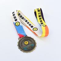 Médaille en métal de forme irrégulière créative, polie, personnalisée, badge de récompense artisanal pour les cérémonies de festival et de célébration