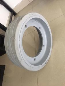 Nuevo producto Kobura: Llanta de fibra de carbono de alta calidad con neumático de caucho para plataformas de trabajo aéreas como elevadores de tijera, más ligeros y resistentes. - Product Image 3