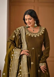 Robe Anarkali en soie vert olive pour femme avec broderie dorée, longueur ras du sol, style pakistanais, coupe ample, robe de mariage traditionnelle - Product Image 4