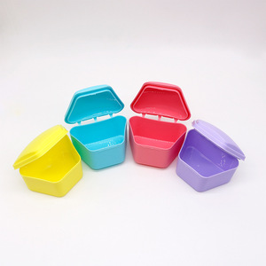 Boîte de rangement dentaire Wuhan Golden Light 98x76x60mm en plastique avec couvercle pour prothèses dentaires et appareils orthodontiques - Product Image 1