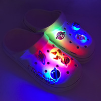 Breloques LED personnalisées en gros pour chaussures, breloques PVC brillantes, mignonnes, de dessin animé, pour sabots, breloques colorées qui s'illuminent la nuit