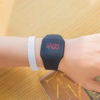 Jam Tangan Elektronik Persegi Plastik LED Populer untuk Pria Wanita Pasangan Jam Tangan Tampilan Digital Olahraga Modis Anak-anak Pelajar