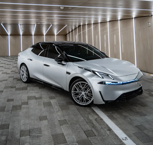 Vinilo Líquido Premium para Envoltura de Autos Alexander Silver, Vinilo PET Brillante Removible, seguro para la pintura y homologado para circular por la calle para la matriculación de vehículos - Product Image 1