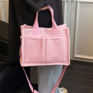 กระเป๋าช้อปปิ้งสีชมพูแบบขายส่ง มีหลายช่องใส่ของ  พร้อมสายสะพายไหล่  รับสกรีนโลโก้  ทนทาน เหมาะสำหรับใส่ของชำ - Product Image 3