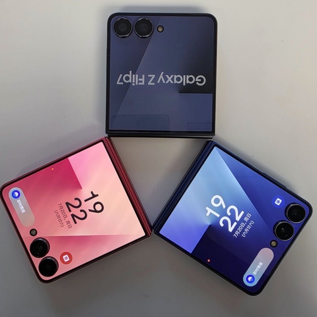 2025 New Arrival Folding Android Mobile Phone 5G Ai Smartphone Original Korean Brand New Unlocked Phone for Samsun Z Flip 7