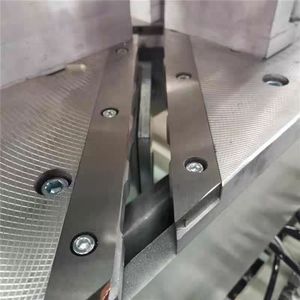Machine automatique CNC horizontale pour le <span class=keywords><strong>nettoyage</strong></span> et le soudage des coins des cadres <span class=keywords><strong>PVC</strong></span>/UPVC, ligne de production de fenêtres et de portes - Product Image 4