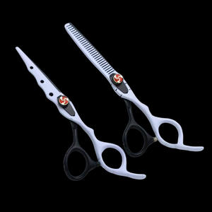 กรรไกรตัดผม Ku ขนาด 6 นิ้ว กรรไกรซอยผมสำหรับช่างเสริมสวย ใช้ได้กับคนถนัดขวา ใบมีดสแตนเลสมาตรฐาน ผลิตที่ซูโจว - Product Image 1