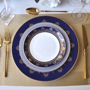Service de table en céramique écologique de luxe en gros, bord doré, vaisselle en porcelaine osseuse avec motif bleu et rouge pour le dîner de mariage - Product Image 3