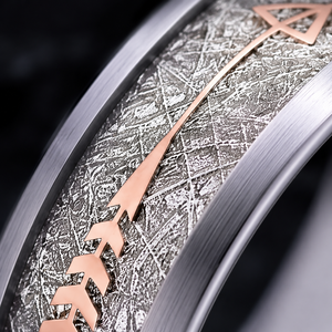 JLM Exquisiter Premium-Ring aus Titanstahl mit strukturierter, mattierter Seidenoptik in Roségold mit Pfeil-Design für Herren, Komfortabler Ehering zum Hochzeitstag - Product Image 3