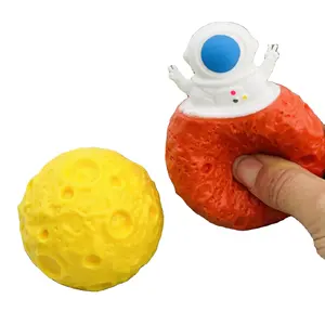 Großhandel Wasch bares Zappeln Spielzeug Astronut Pop Out Moon Weiches umwelt freundliches Spielzeug für Verkaufs automaten