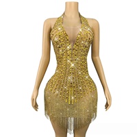 Combinaison de danse latine et de cheerleading de luxe, glamour, dorée, scintillante, ornée de strass et de franges, à col halter et décolleté plongeant en V