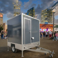 Toilettes portatives adaptées à la plage avec deux douches