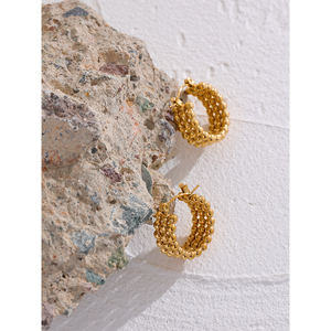 JINYOU 1188 Joyería Minimalista Impermeable, Aretes de Aro Huggie de Acero Inoxidable Chapados en Oro de 18K, Joyas Sencillas y Modernas para Mujer - Product Image 3