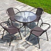 Ensemble table et chaises d'extérieur moderne, mobilier de patio en plastique imperméable, design minimaliste pour balcons, cafés, salons de thé