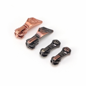 Antique Metal <b>Zipper</b> Puller Factory-Supplied Brass <b>Zipper</b> Head <b>Slider</b> with Custom Logo Plating for Handbags - Product Image 1