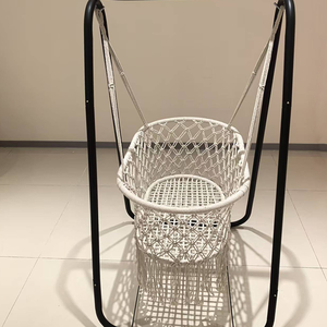 Hamac à bascule pour bébé avec pompons, à suspendre dans la chambre d'enfant comme une balançoire décorative, une balançoire pour enfant de taille bébé. - Product Image 1